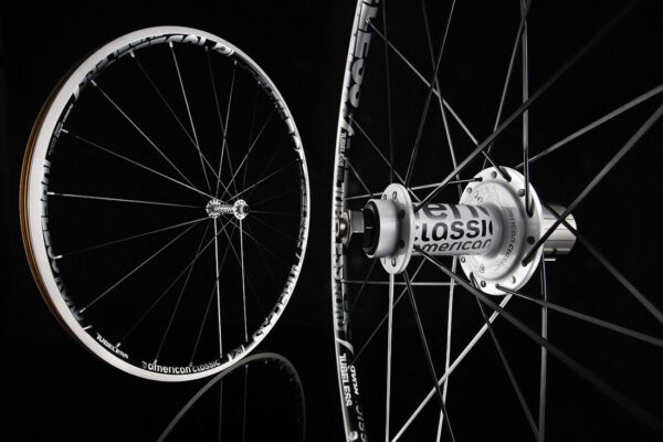 RevolutionSports eu AmericanClassic Mood Road Tubeless Uppercut Black Pair A1 e1733238450882