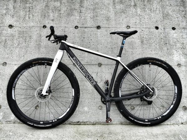 Konstructive IOLITE Black White