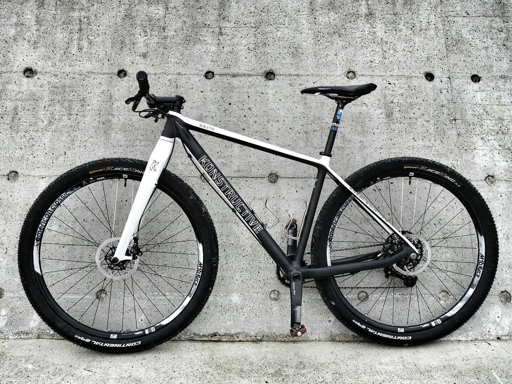 Konstructive IOLITE Black White